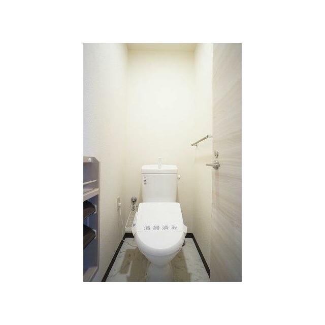 おトイレも新たに入替りました。シャワー付き暖房便座が設置されています。