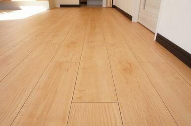 床材は「フローリング」を採用しました。木材の温かい感触が嬉しい仕様です。色合いも明るい仕上がりです。