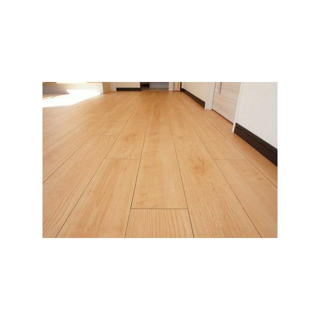 床材は「フローリング」を採用しました。木材の温かい感触が嬉しい仕様です。色合いも明るい仕上がりです。