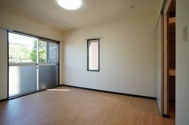 ＬＤＫとウォークスルークローゼットで繋がっている主寝室。午後の直陽は入りませんが、鷺高第五公園を望…