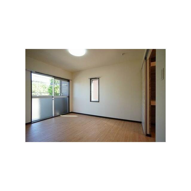 ＬＤＫとウォークスルークローゼットで繋がっている主寝室。午後の直陽は入りませんが、鷺高第五公園を望…