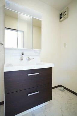 脱衣洗面室には新しくなった洗髪洗面化粧台が設置。ワイドのあるタイプで鏡は３面鏡になります。台脇に洗…