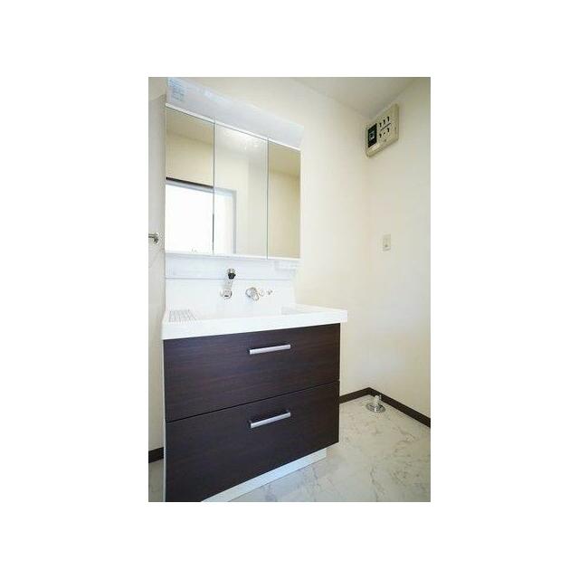 脱衣洗面室には新しくなった洗髪洗面化粧台が設置。ワイドのあるタイプで鏡は３面鏡になります。台脇に洗…