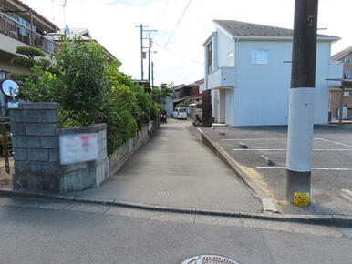 前面道路は道幅が細めになっていますが車での侵入は可能です（通り抜け不可）