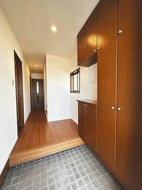 【玄関】全部屋クロス張替え、フローリング上張りを行いました