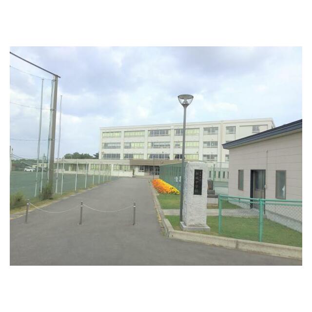 新城中学校まで徒歩６分（約450ｍ）