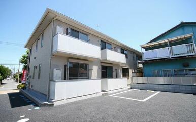 南面は、駐車場・駐輪場があります