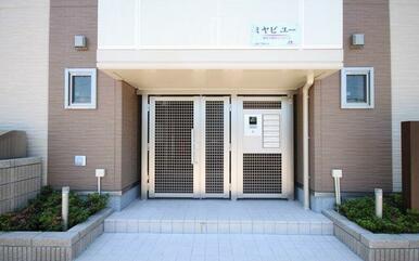 エントランスはオートロック仕様です。