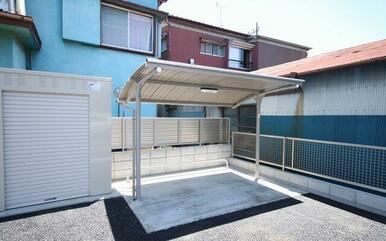 駐輪場は屋根付きです。
