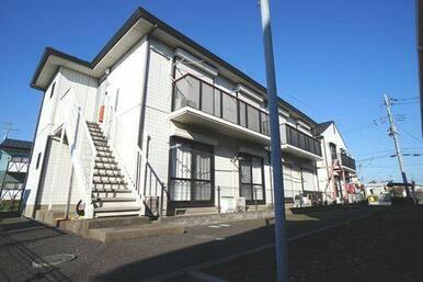 軽量鉄骨造の２階建てアパートです！