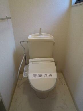 【トイレ】便利な洗浄機能付き便座♪ペーパーホルダー＆タオルハンガーをご活用ください