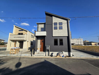 完成済 外観写真（左:1号棟 右:2号棟）