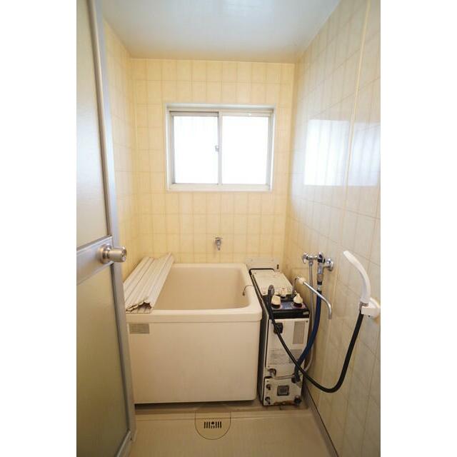 窓付きのバスルーム♪換気もできて気持ちいいですね♪