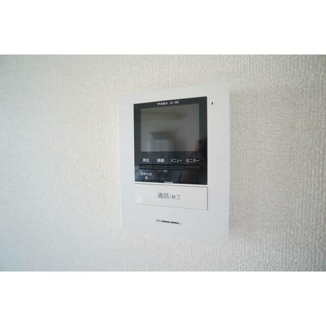 来訪者の姿を確認できるTVモニター付インターホン設置済です！
