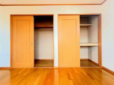 「2階南東側洋室＿約8帖」空間を活かした収納付きです。