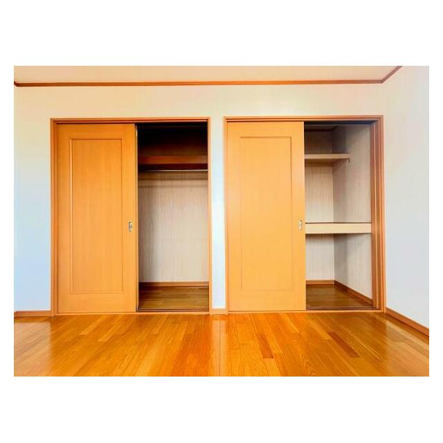 「2階南東側洋室＿約8帖」空間を活かした収納付きです。