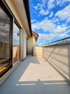 「バルコニー」南東側につき陽当たり良好です。