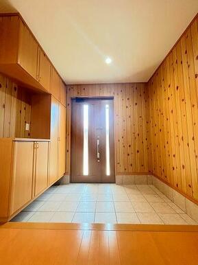 「玄関」嬉しい収納付きです。