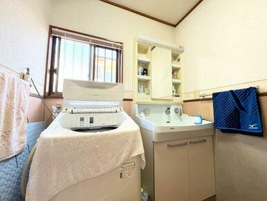 ゆったりとスペースのある洗面所