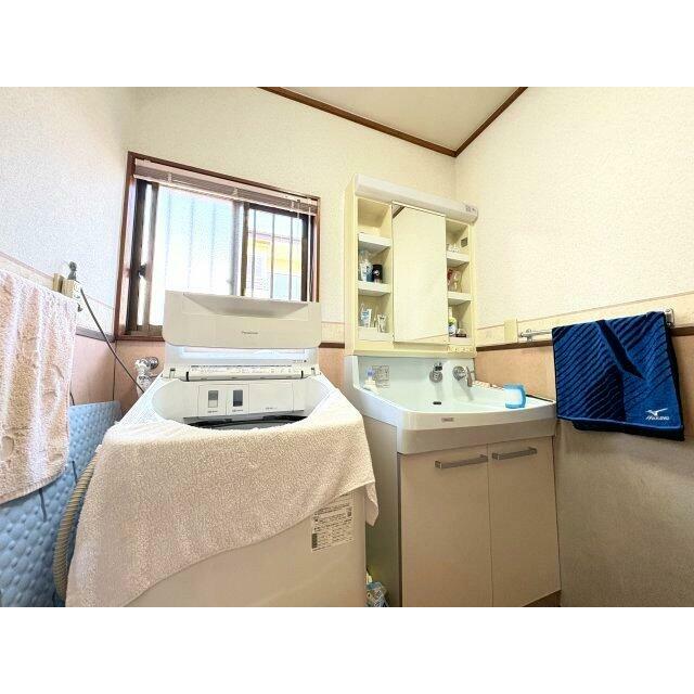 ゆったりとスペースのある洗面所