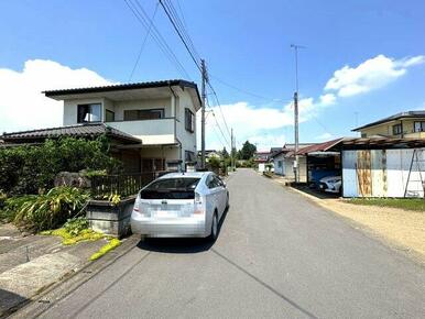 前面道路含む現地写真です