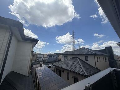 【９号棟】心地よい夜風を感じるバルコニー！ 一日の終わりにゆったり過ごしたり、 夜空を眺めながらリラックスできる癒しの空間です。
