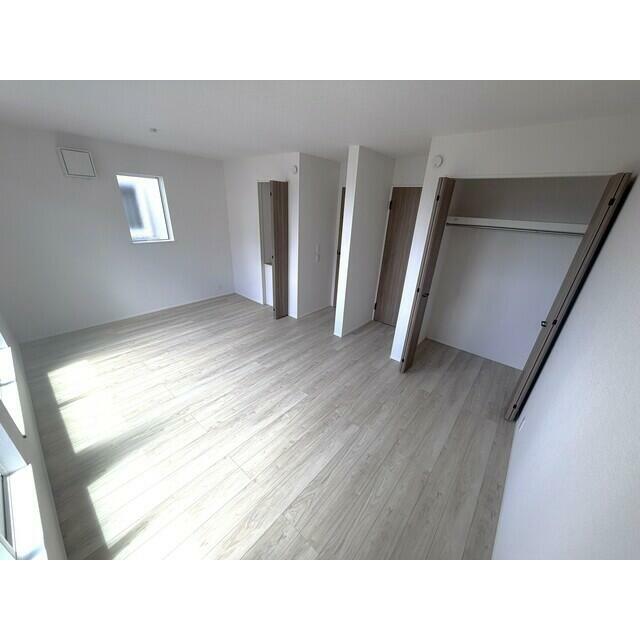 【９号棟】10.62帖の主寝室！お部屋から直接バルコニーへアクセスでき、 朝の爽やかな時間や、洗濯物・布団干しにも便利です♪
