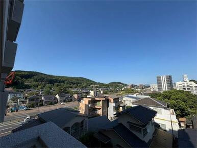 青空と街並みを望む開放的な眺望。日々の暮らしに心地よい広がりを感じられます。