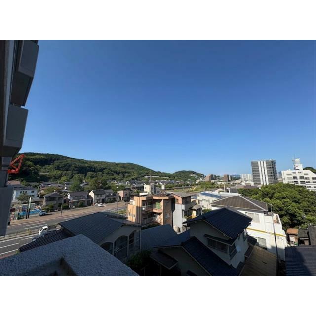 青空と街並みを望む開放的な眺望。日々の暮らしに心地よい広がりを感じられます。