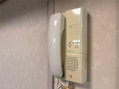 来客の対応に便利なインターホン。室内から玄関の施錠を解除できる機能も備わっています。
