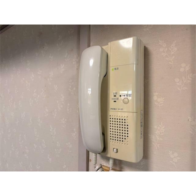 来客の対応に便利なインターホン。室内から玄関の施錠を解除できる機能も備わっています。