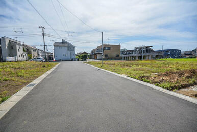 【前面道路】南東側の道路に面し、日当り・通風ともに良好です！