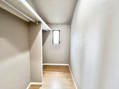 「納戸」採光のとれた納戸です。