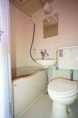 シャワー派には使いやすいユニットバス☆洗面台も設置済み！