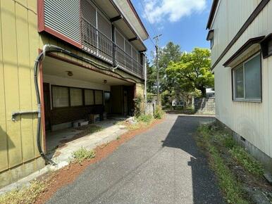 前面道路含む現地写真です