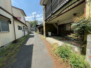 前面道路含む現地写真です