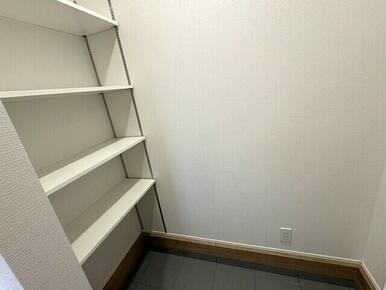 高さ調節が可能な可動棚付きシューズインクローク