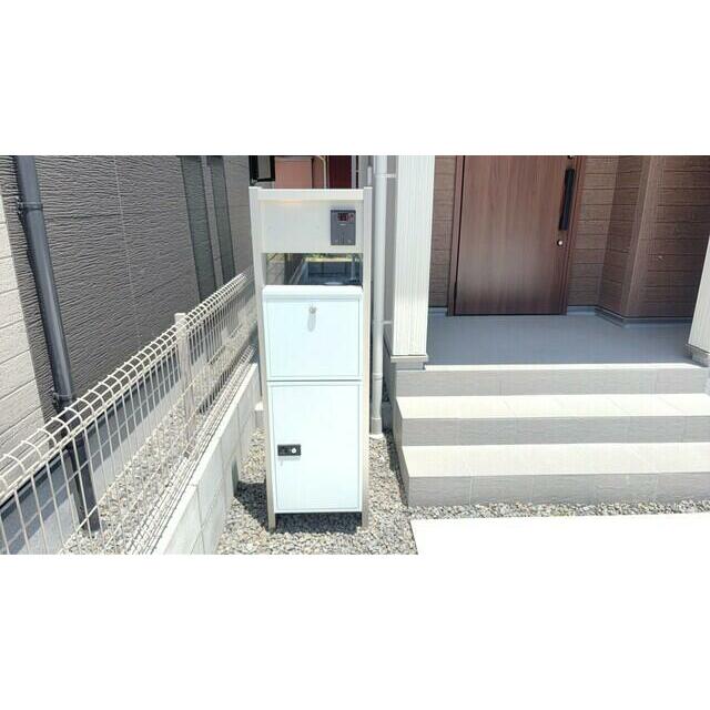不在時でも荷物が受け取れる宅配ボックス付きインターフォン門柱！！ ２Lペットボトル１ケースが入る容量 来訪者対応も玄関ドアから離れた位置でカメラ映像確認ができて安心♪