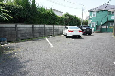 敷地内に駐車場がありますが、まず空き確認してください。