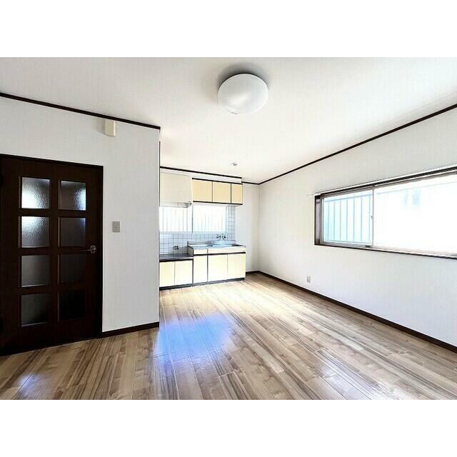 ダイニングキッチンにも窓があり明るい