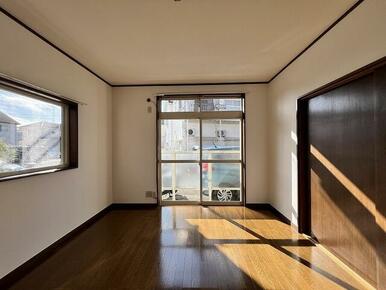 リビングも２面採光、明るいです