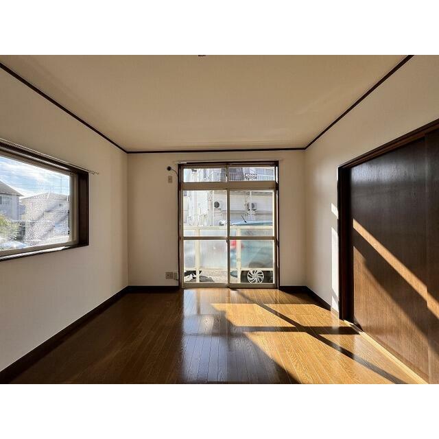 リビングも２面採光、明るいです