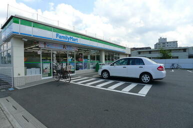 ファミリーマート登戸中央店