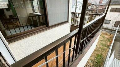 洋室から出入り可能なバルコニー。外気を取り込みやすい設計。