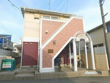 レンガ模様のおしゃれな階段とアーチが目印