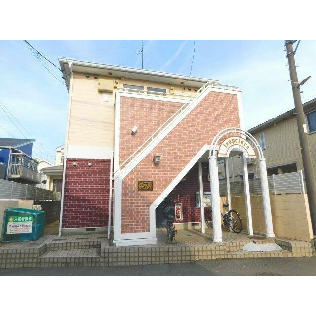 レンガ模様のおしゃれな階段とアーチが目印