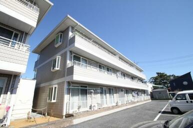 敷地内に舗装済の駐車場がございます
