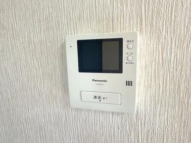 モニター付きインターホンで来訪者のお顔が見れるので安心です