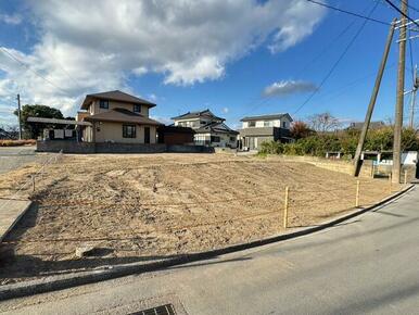 現地写真。道路より向かって左側（南側）の区画となります。