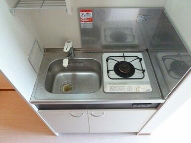 システムキッチン１口ガスコンロ付き。